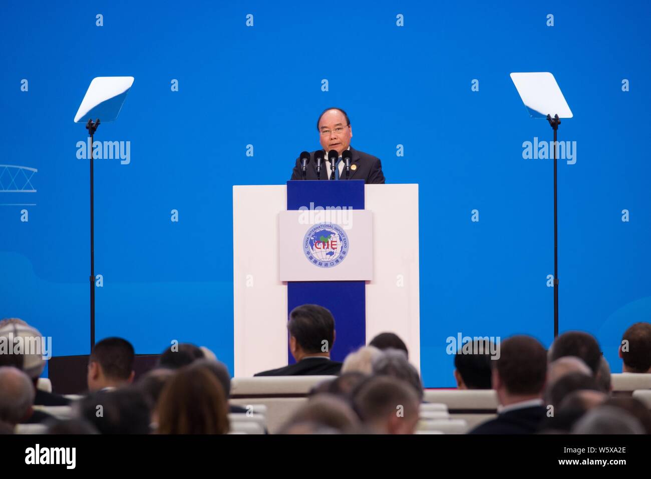 Nguyen Xuan Phuc, Premier Ministre de la République socialiste du Vietnam, prend la parole lors de la cérémonie d'ouverture de la première importation International Chine Exp Banque D'Images