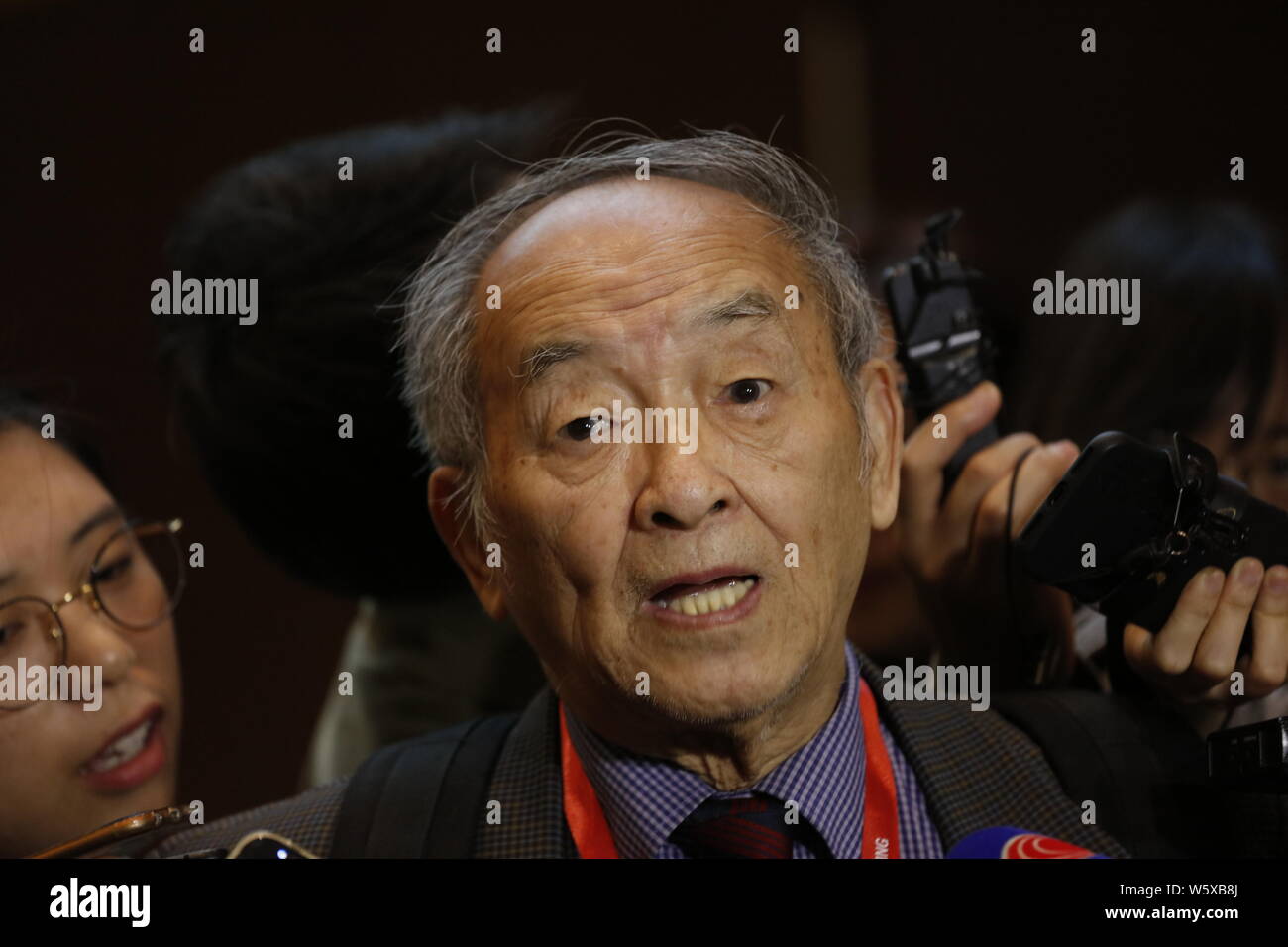 Bioéthicienne chinois Qiu Renzong est interviewé au cours du deuxième Sommet International sur le génome humain l'édition à l'Université de Hong Kong à Hong K Banque D'Images