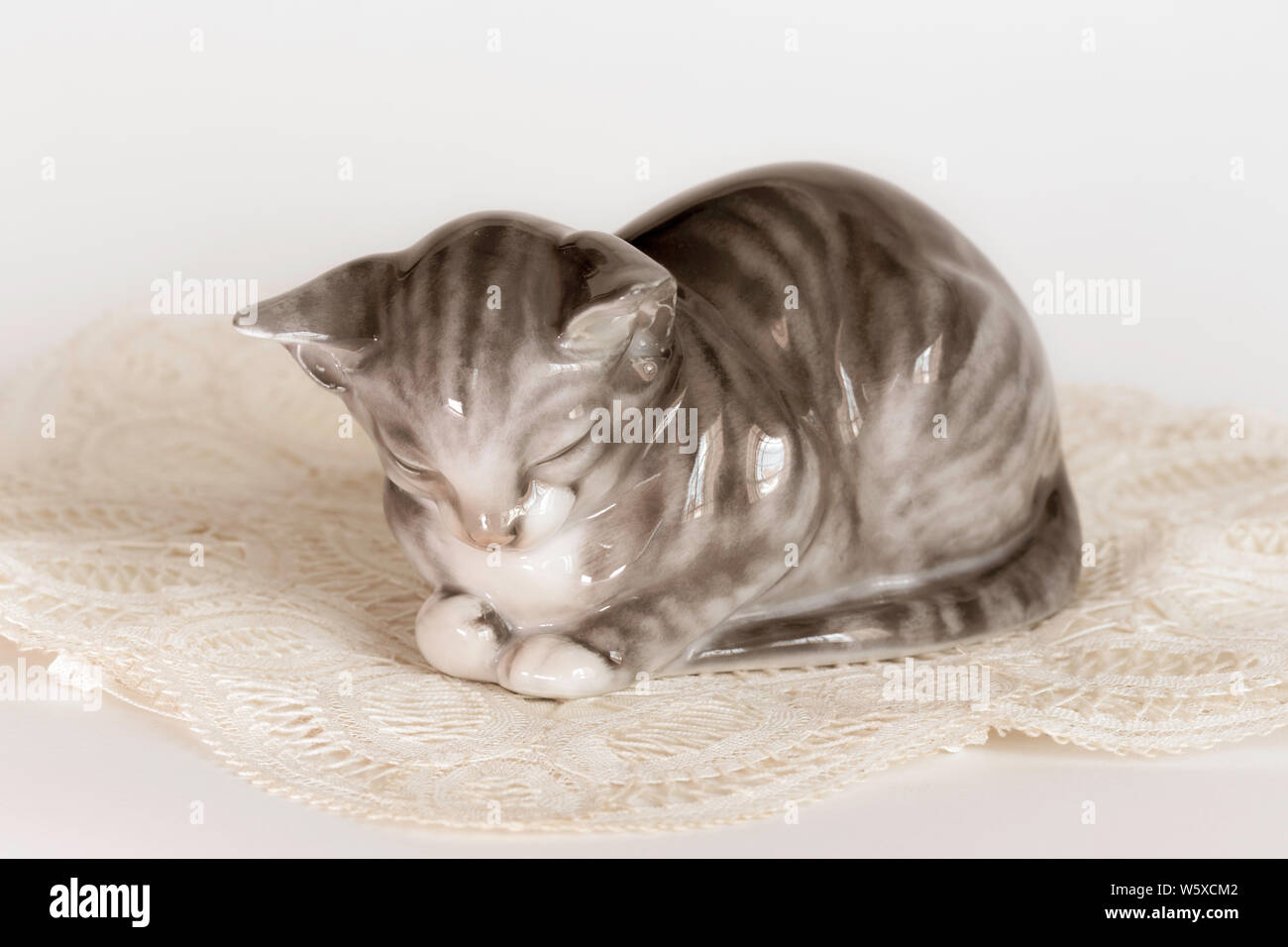 Chat couchage Rosenthal de l'artiste K. Himmelstoss Banque D'Images