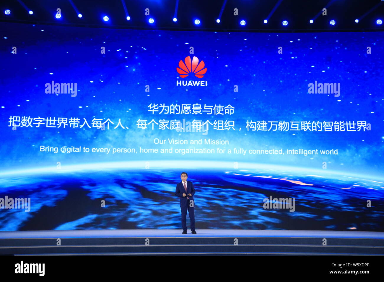 Yan Lida, directeur et président de Huawei Enterprise Business Group, présente Ascend 310 carte lors de l'Organisation mondiale de la science et technologie Internet de premier plan Banque D'Images