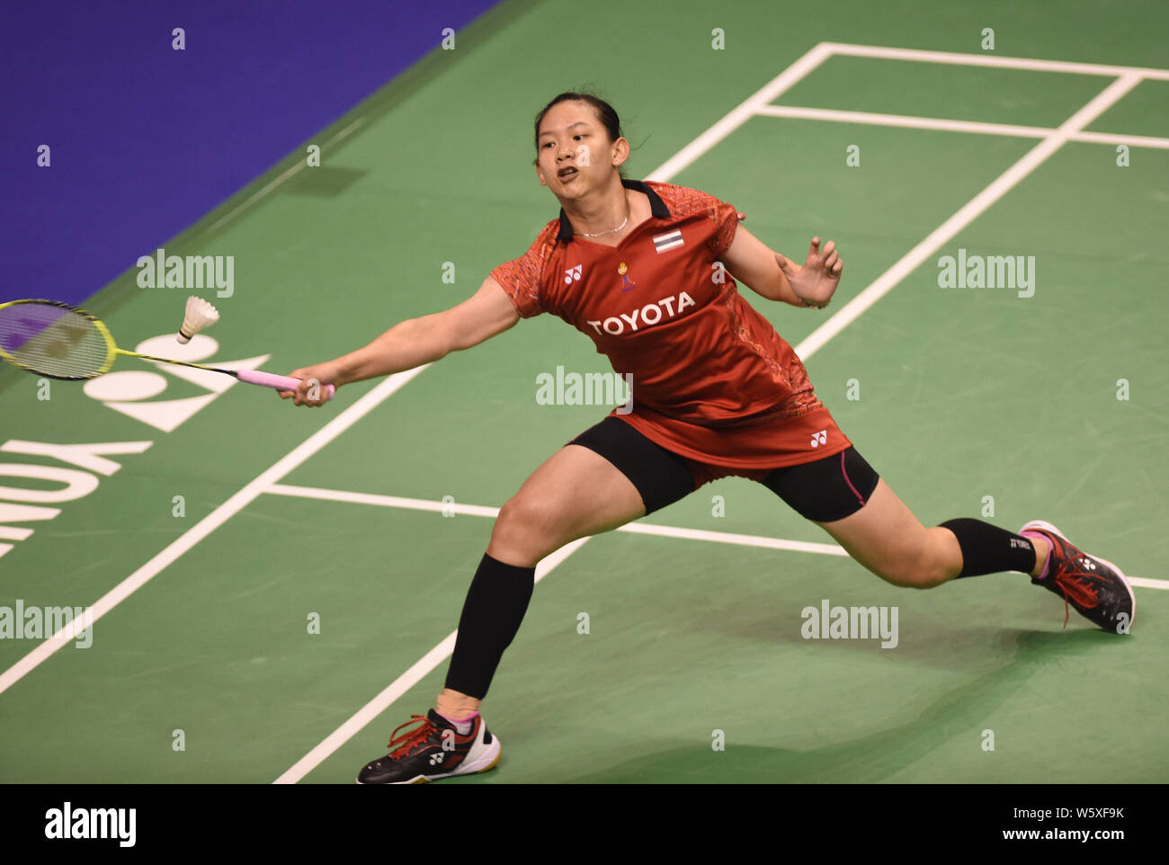 Pornpawee Chochuwong de la Thaïlande renvoie un shot de Nozomi Okuhara du Japon dans leur quart de finale du simple dames au cours de la YONEX SUNRISE-Ho Banque D'Images