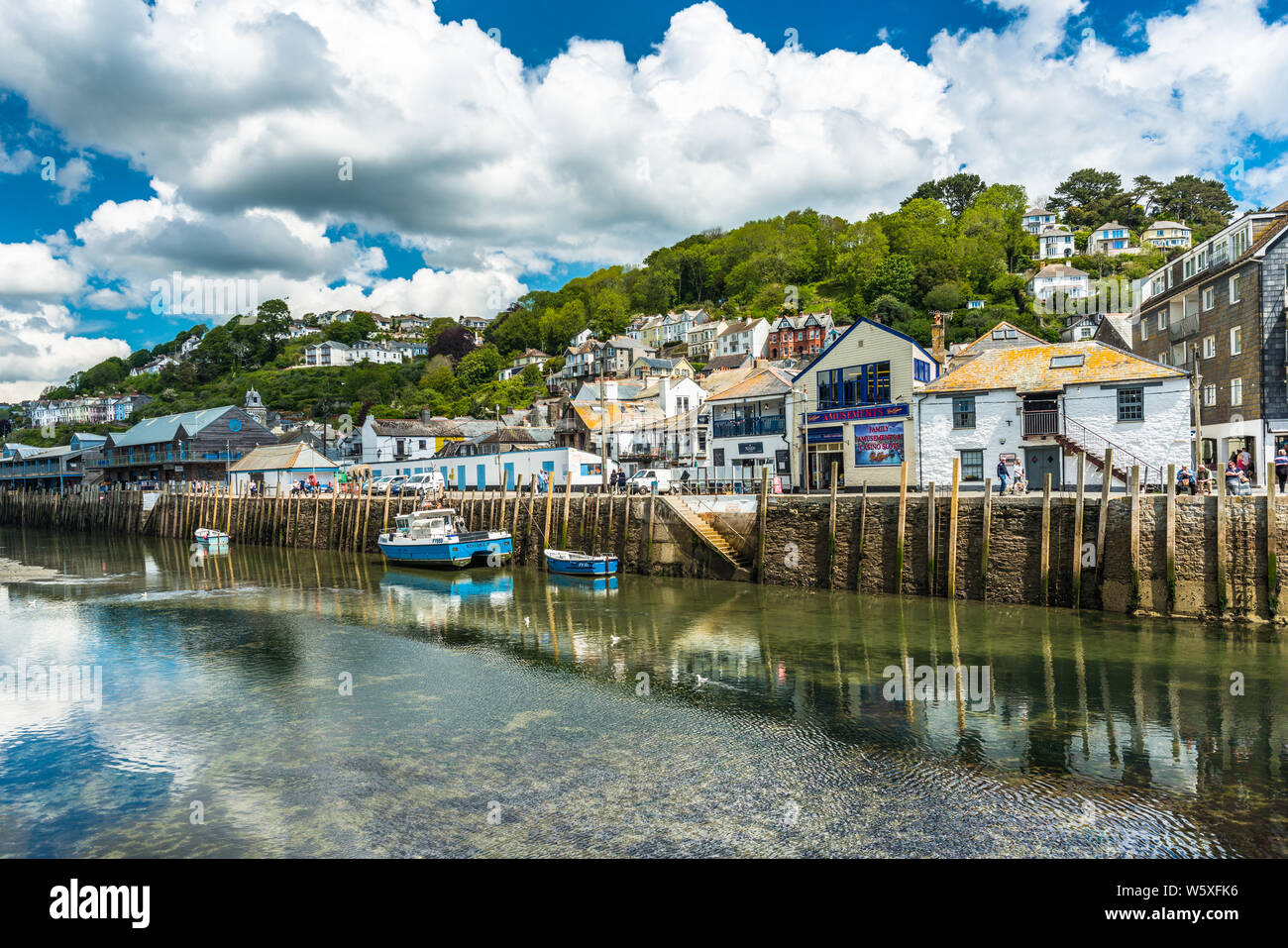 La petite ville côtière de Looe à flanc de maisons et d'une plage. Cornwall, UK. Banque D'Images