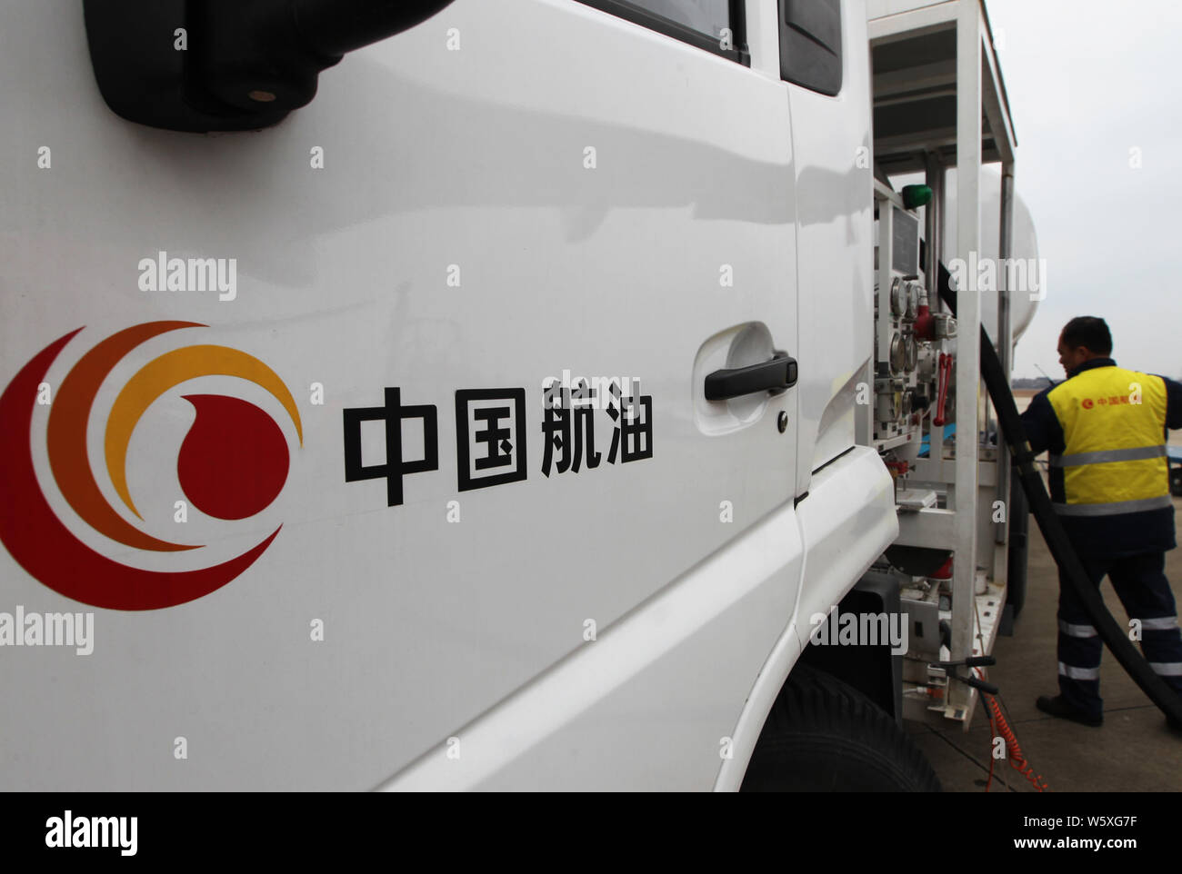 --FILE--Un travailleur chinois est à côté d'un réservoir de carburant d'Aviation Group China National (CNAF) à l'aéroport de Nantong Nantong Xingdong en ville, à l'Est Banque D'Images