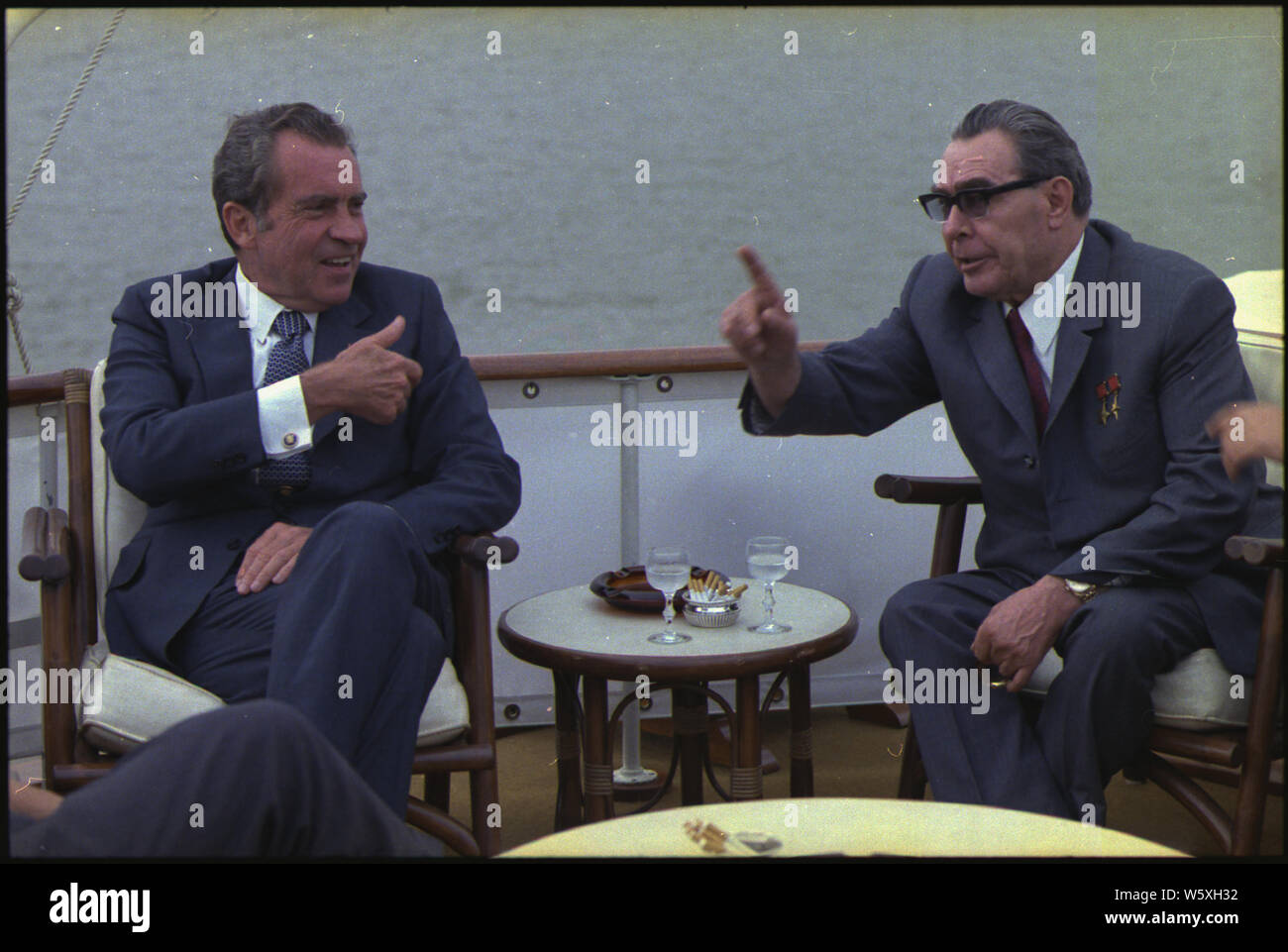 Richard Nixon et Leonid Brejnev à bord du Sequoia ; Portée et contenu : Sur la photo : Richard M. Nixon, Leonid Brejnev. Objet : chefs d'Etat - URSS. Banque D'Images