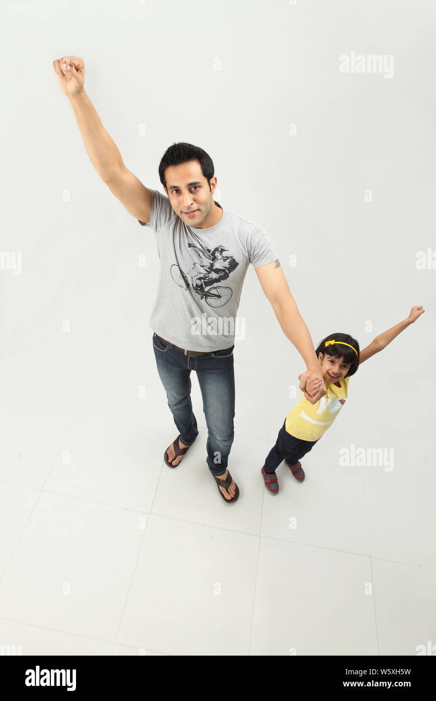 Vue en grand angle d'un homme avec sa fille tenant mains Banque D'Images