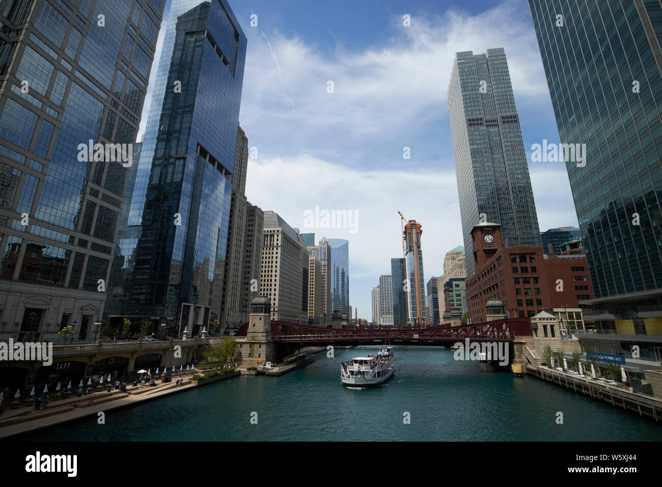 Recherche le long de la rivière de Chicago vers le pont de la rue Clark et le loup au centre-ville Chicago IL États-unis Banque D'Images