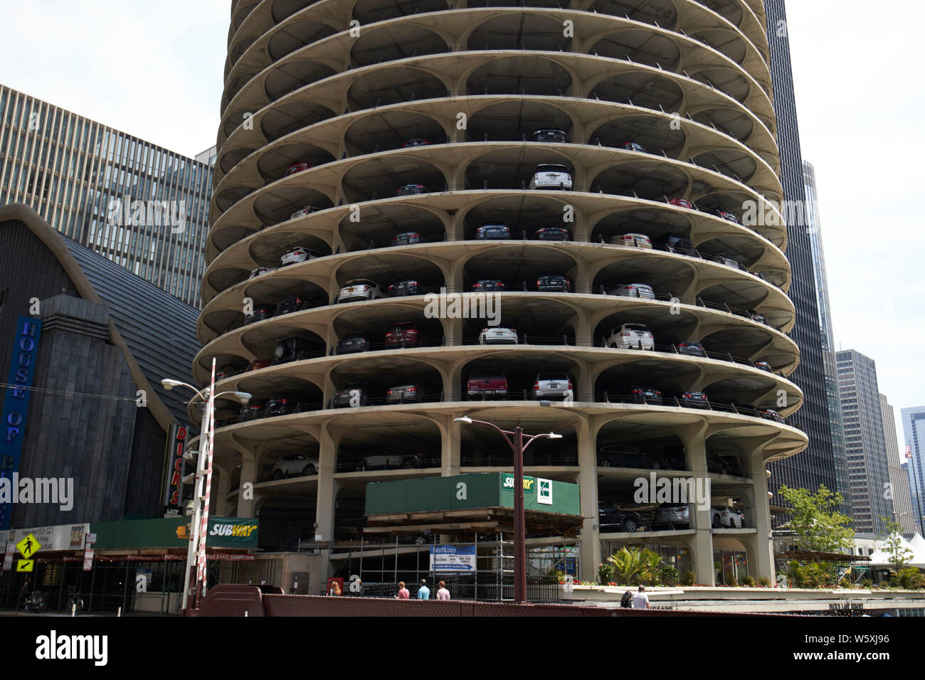 Voitures garées sur le parking de l'article de marina city Chicago IL États-unis Banque D'Images
