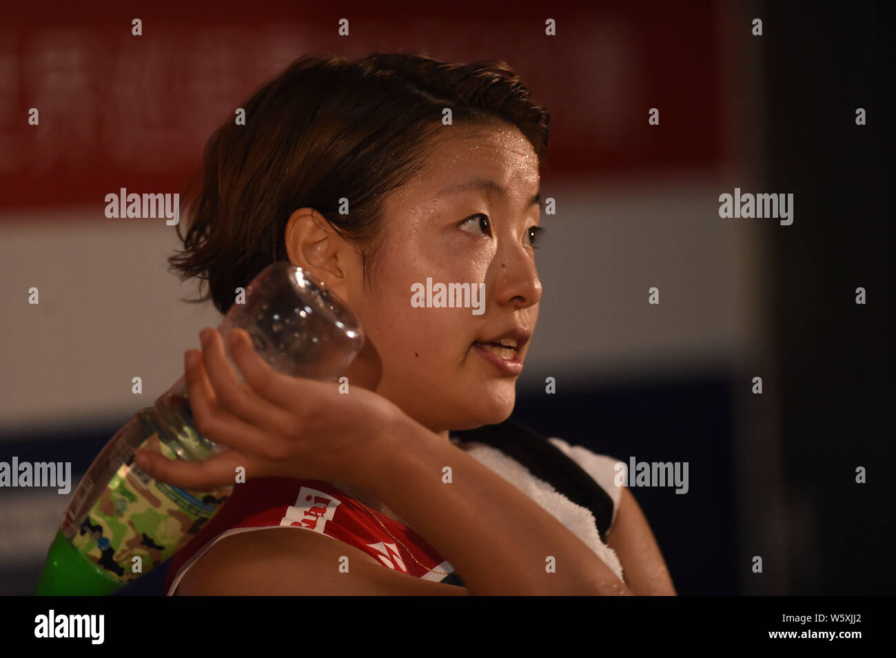 Nozomi Okuhara du Japon est en concurrence avec Pornpawee Chochuwong de la Thaïlande dans leur quart de finale du simple dames au cours de la-YONEX SUNRISE Député Banque D'Images