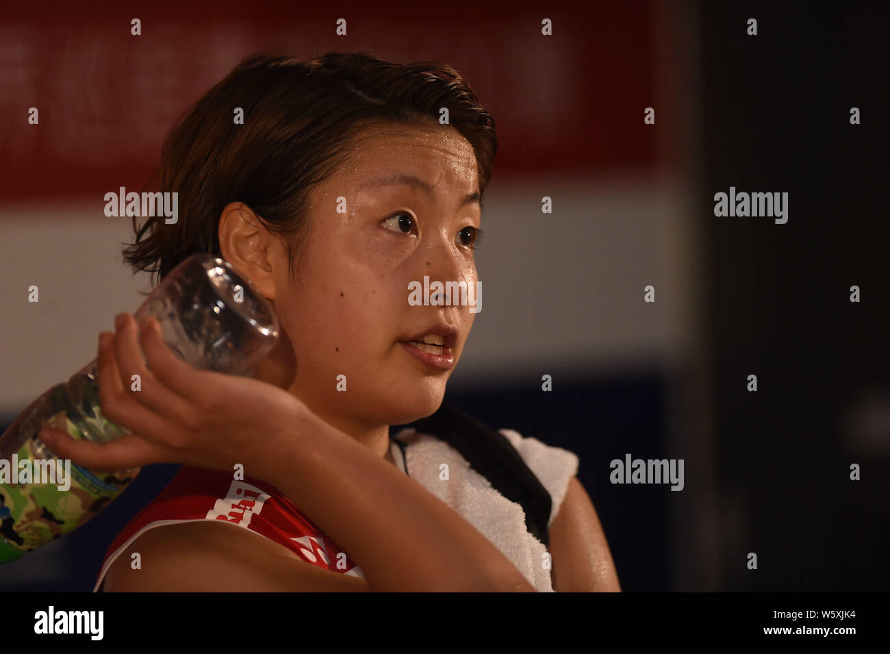 Nozomi Okuhara du Japon est en concurrence avec Pornpawee Chochuwong de la Thaïlande dans leur quart de finale du simple dames au cours de la-YONEX SUNRISE Député Banque D'Images