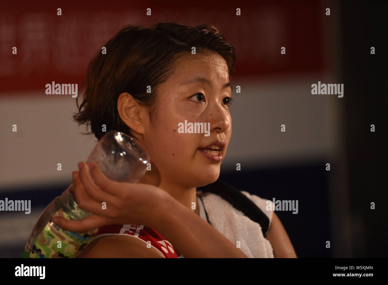 Nozomi Okuhara du Japon est en concurrence avec Pornpawee Chochuwong de la Thaïlande dans leur quart de finale du simple dames au cours de la-YONEX SUNRISE Député Banque D'Images