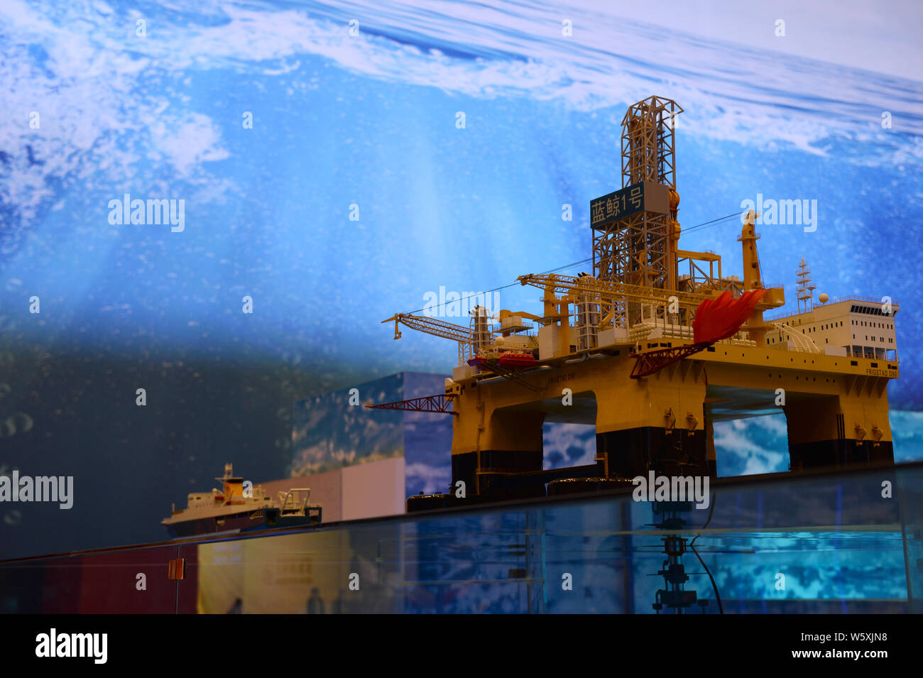 Un modèle de l'ultra-profond-eau de forage semi-submersible 'Blue Whale II', qui peut à la fois les mines de glace et l'huile combustible, est à l'écran lors d'une maj Banque D'Images