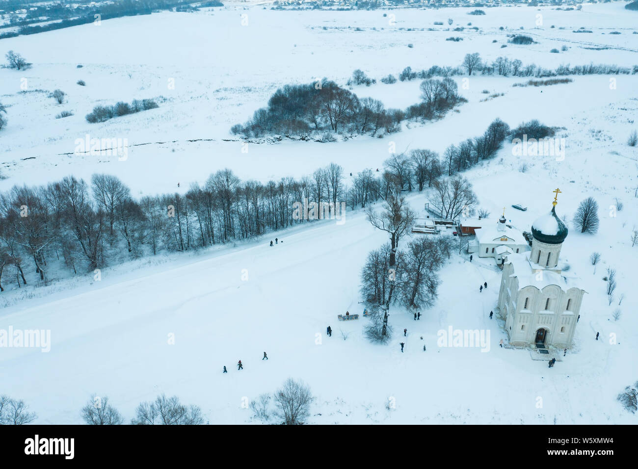 Vue aérienne d'hiver de l'église de l'Intercession sur la Nerl dans Bogolubovo Banque D'Images