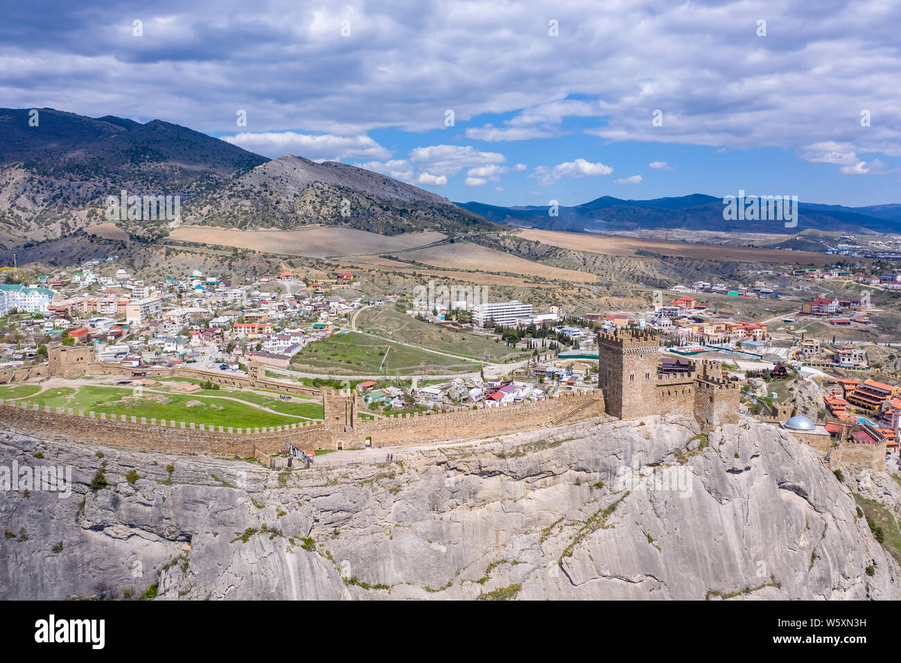 Vue aérienne de drone à forteresse génoise dans Sudak, Crimée. Banque D'Images