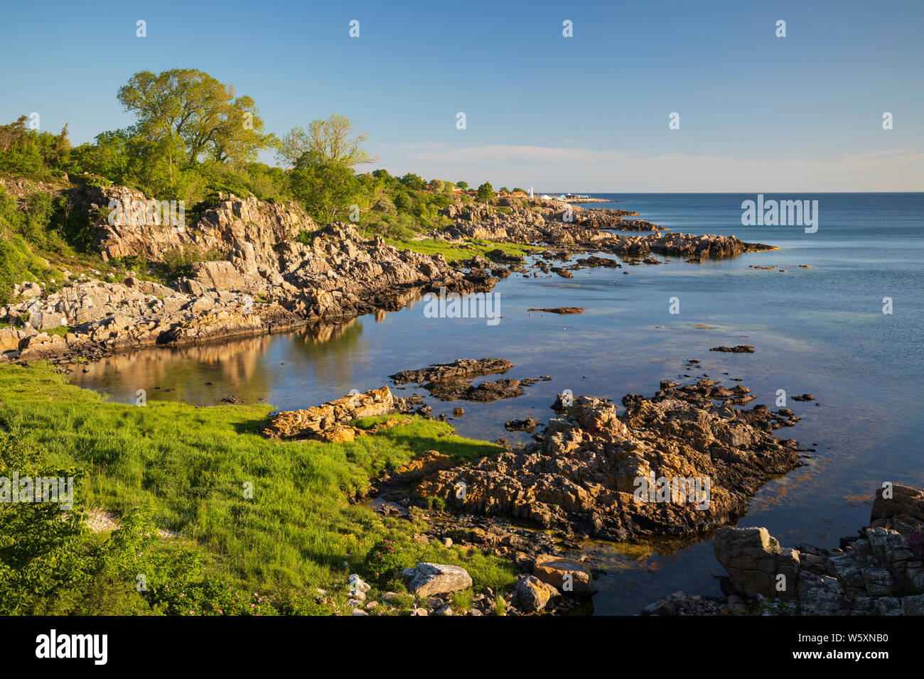 À nord à Allinge le long de côte sauvage à Klintely Hotel sur la côte du Nord-Est, Allinge, île de Bornholm, mer Baltique, Danemark, Europe Banque D'Images