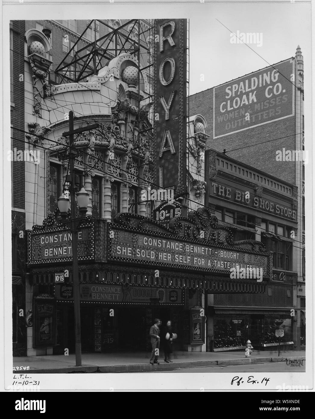 Le Théâtre Royal de Kansas City montrant l'American film acheté (1931). ; la portée et contenu : photos d'extérieur, à la fois la lumière du jour et nuit, l'exposition montrant l'avant de la salle et d'autres entreprises dans la rue. La fonction affiche chapiteau Clara Bow, Douglas Fairbanks, Lillian Gish, et Harold Lloyd, entre autres. La motion picture titres sont clairement visibles. # 891 est un panorama du bloc montrant clairement les détails sur l'avant du bâtiment. Dans un grand nombre de photos les voitures sont garées dans la rue. Banque D'Images