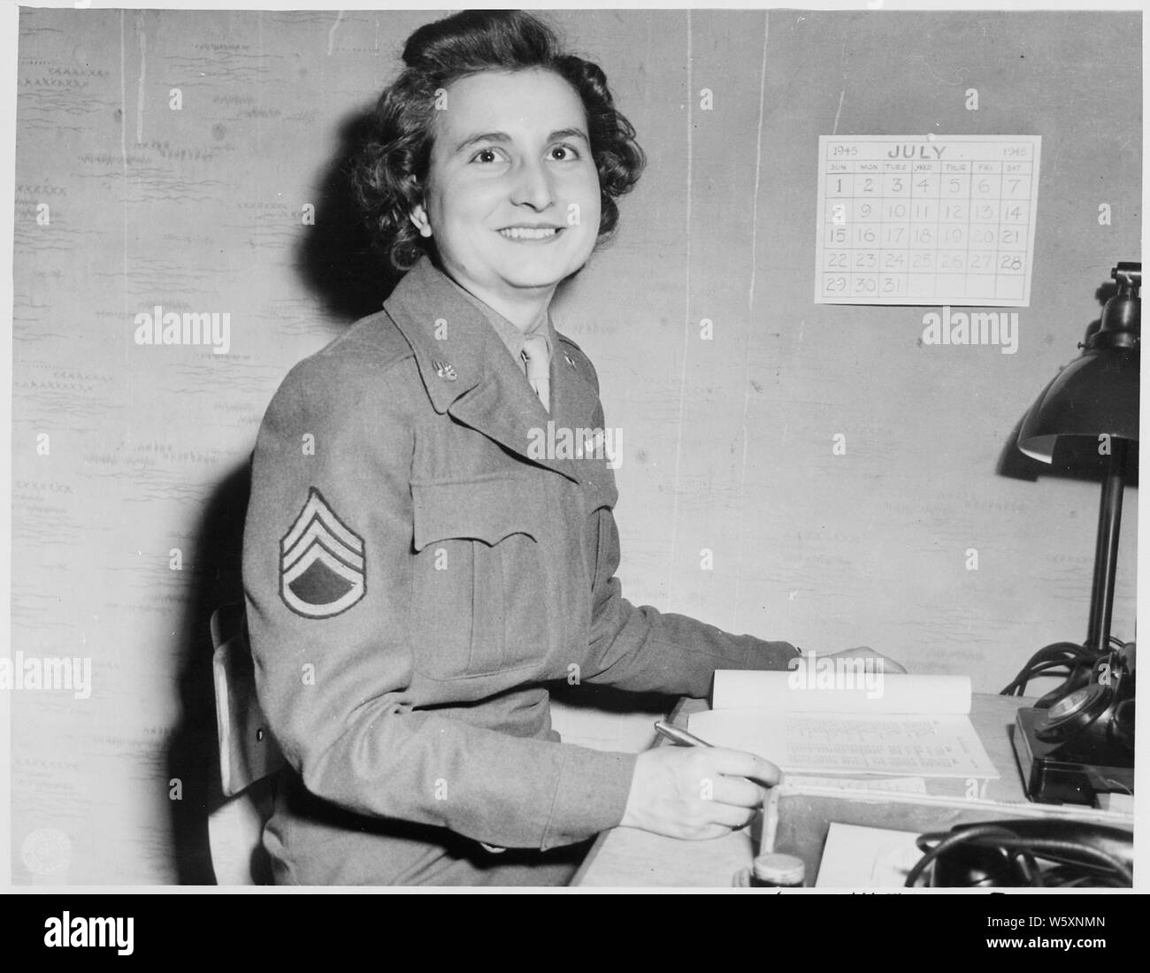 S. Sgt. Edith Royer, chef opérateur de la Victoire switchboard à U. S. siège à Babelsburg, Allemagne lors de la Conférence de Potsdam, conserve son œil sur le standard téléphonique, assuré par les opérateurs de téléphone de WAC volé à Paris pour la conférence. Elle est à partir de la bibliothèque, de la Pennsylvanie et travaille également à la conférence de l'annuaire téléphonique. Banque D'Images