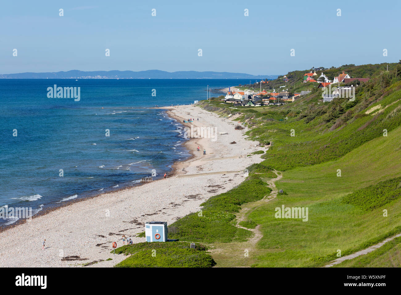 Afficher le long de la plage et du village de la partie continentale de la Suédoise en distance, Rageleje, Région Hovedstaden, la Nouvelle-Zélande, le Danemark, Europe Banque D'Images