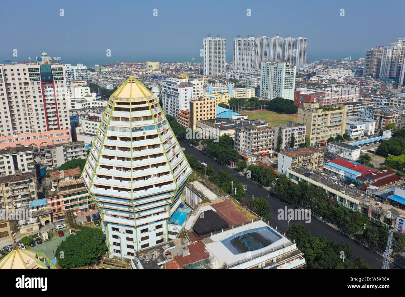 Vue aérienne du réservoir en forme de deux bâtiments dans la ville de Beihai, Chine du Sud, région autonome Zhuang du Guangxi, le 29 novembre 2018. Banque D'Images