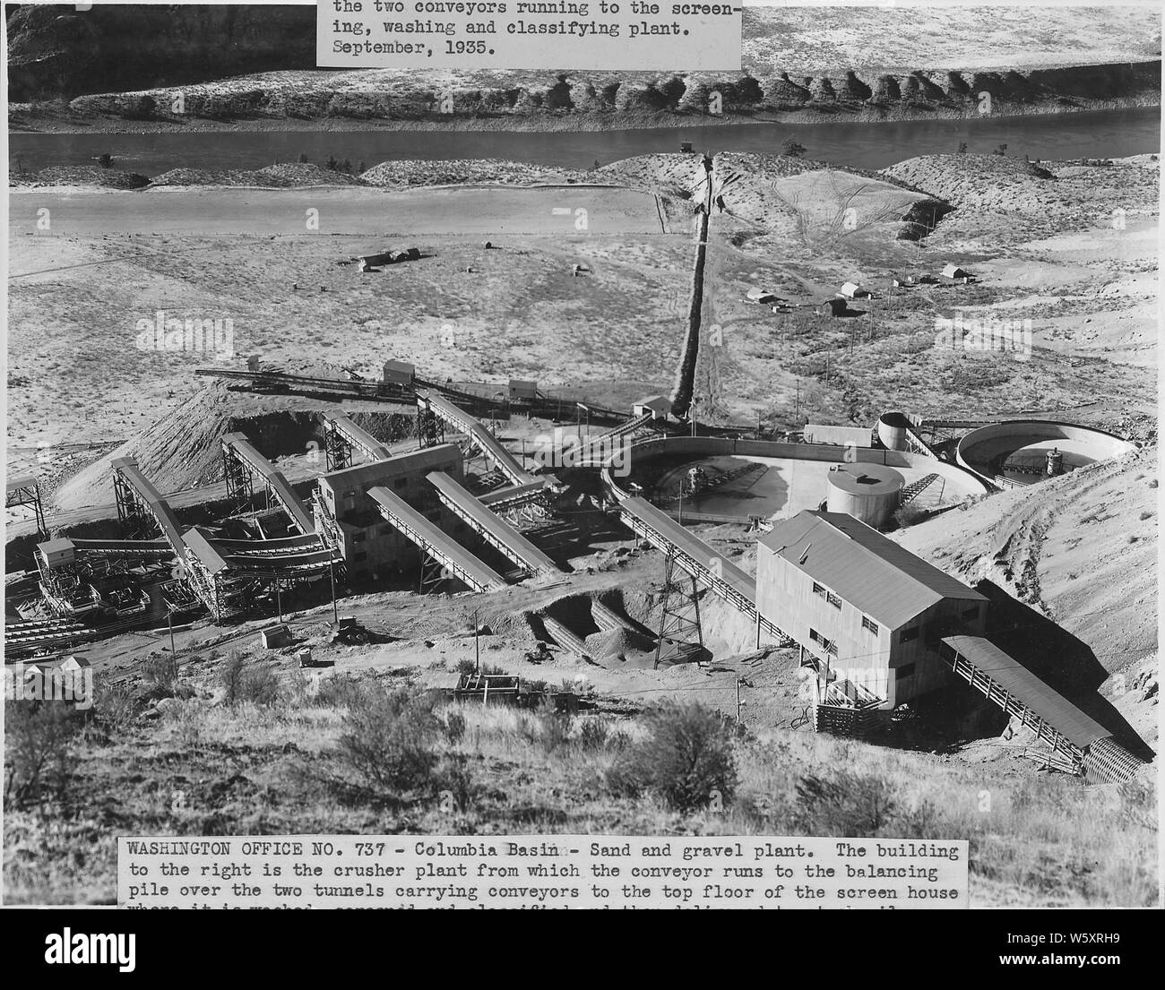 L'usine de sable et de gravier. Le bâtiment à droite est l'usine à partir de laquelle le broyeur fonctionne de convoyeur à la pile d'équilibrage sur les deux tunnels transportant des porteurs pour l'étage supérieur de l'écran maison où il est lavé, filtré et classés et ensuite livrés à des tas d'actions. Ci-dessous le concasseur est une usine 100 000 litres d'eau du réservoir d'alimentation et au-dessous se trouvent les deux 3,6 millions de gallons réservoirs clarificateur ; entre les unités du clarificateur est le 130 000 gallons réservoir égalisateur, à la gauche de qui est l'usine de pompage des boues. La ligne droite jusqu'à la river est le 16 pouces du tuyau d'alimentation d'eau. L Banque D'Images