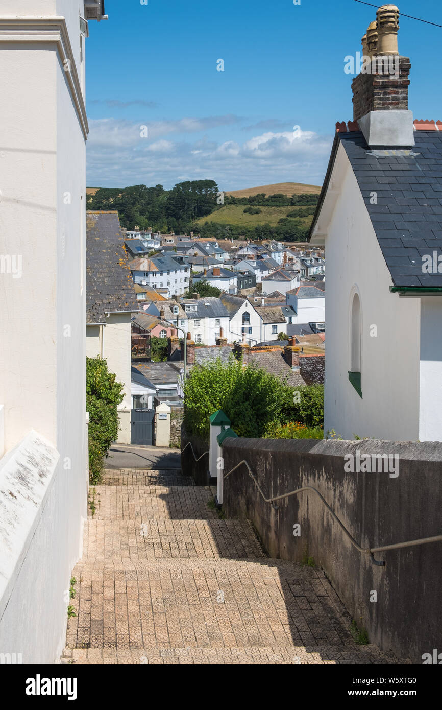 Donnant sur les toits de la ville de vacances populaires de South Hams dans Salcombe, Devon à partir d'un point de vue élevé Banque D'Images