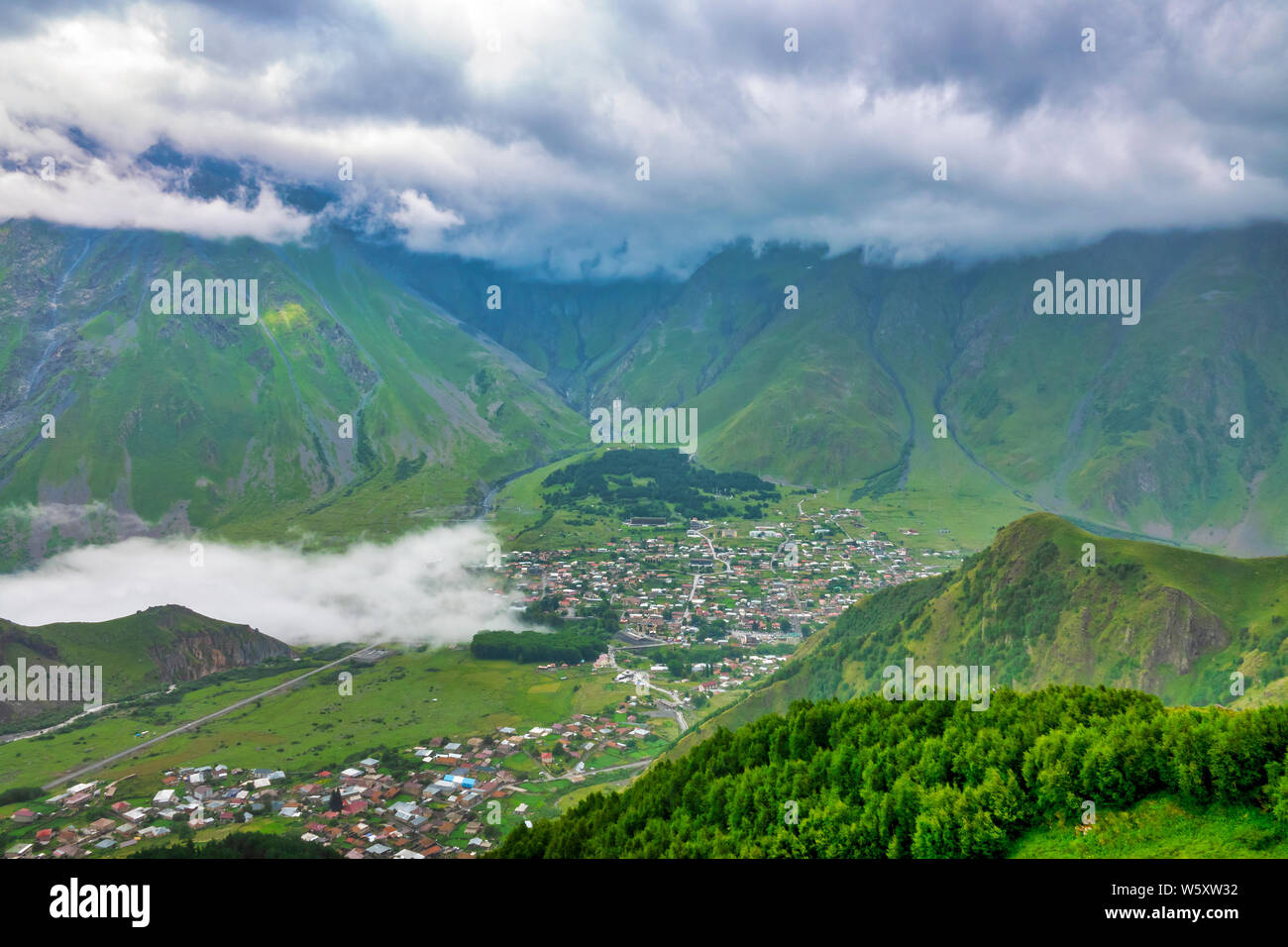 Vue de la ville de Stepantsminda et les montagnes du Caucase, la Géorgie Plus Banque D'Images