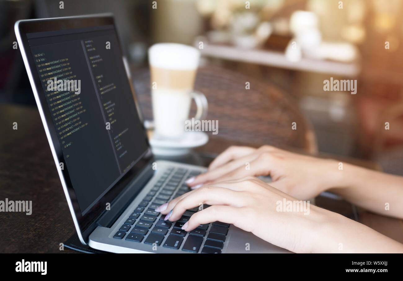 Jeune femme écrivant du code java script pour la création de site web Banque D'Images