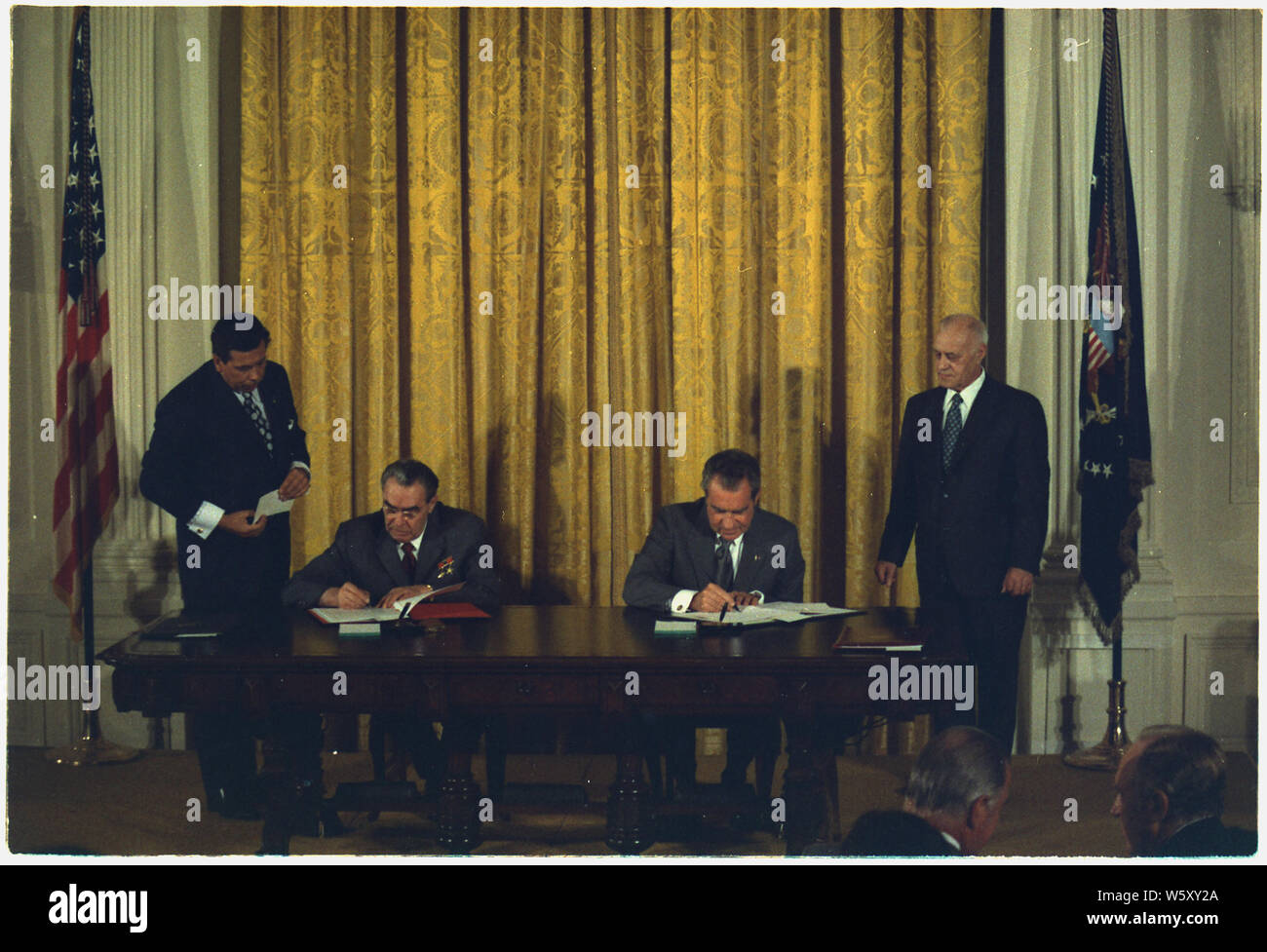 Cérémonie de signature de l'Accord de coopération scientifique et technique dans le domaine des utilisations pacifiques de l'énergie nucléaire entre les États-Unis et l'URSS ; Portée et contenu : Sur la photo : Richard M. Nixon, Leonid I. Brejnev. Objet : cérémonies de signature. Banque D'Images