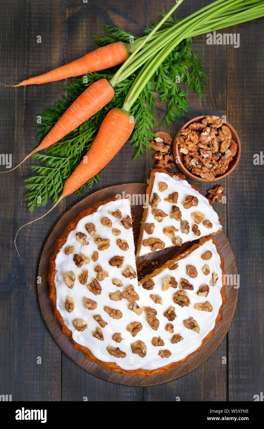 Gâteau de carotte et carotte fraîche sur la table en bois, vue du dessus Banque D'Images