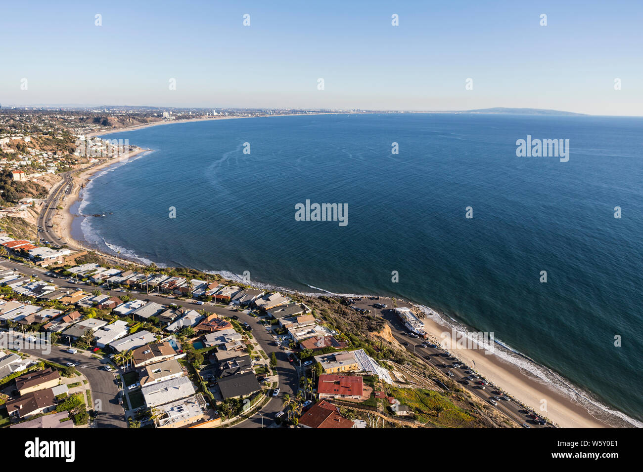 Pacific Palisades maisons avec vue sur l'océan surplombant la baie de Santa Monica à Los Angeles, Californie. Banque D'Images