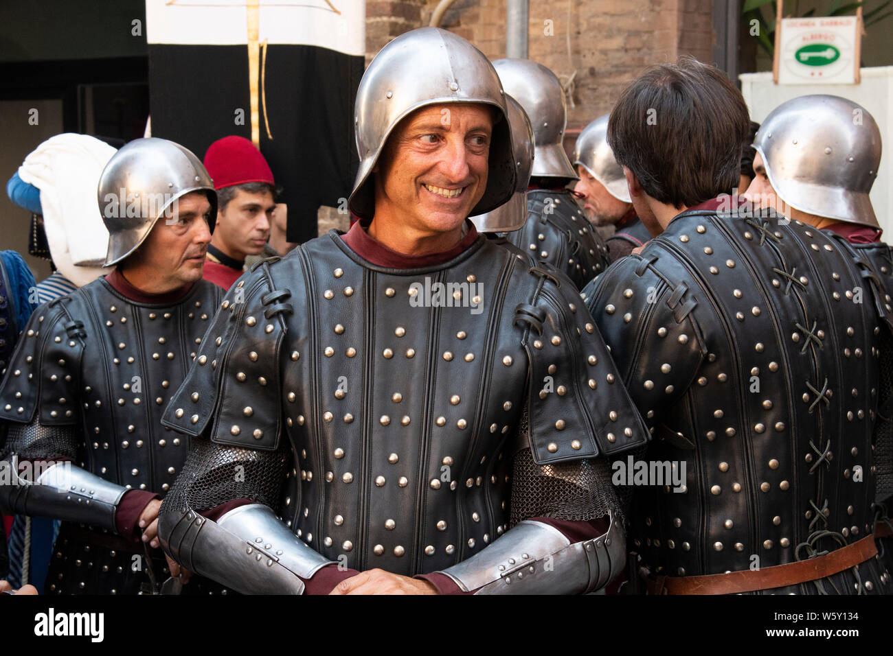 Homme habillé en costume médiéval pour le Palio de Sienne, Italie Banque D'Images