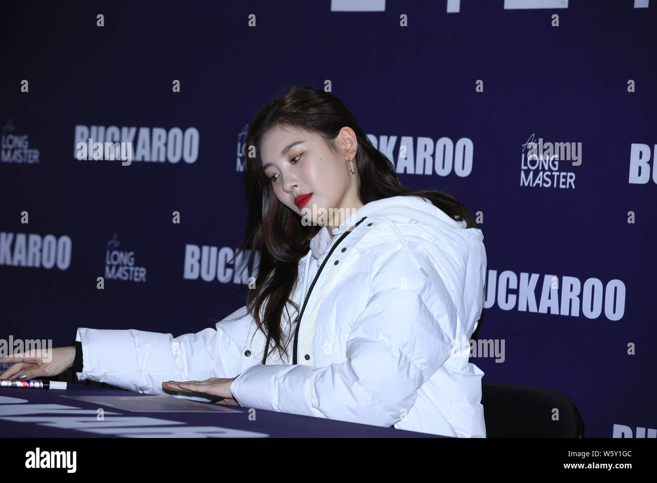 Le chanteur sud-coréen Lee Sun-mi, également connu sous le nom de Sunmi, assiste à une cérémonie de signature pour la marque de jeans Buckaroo à Séoul, Corée du Sud, le 11 novembre 2018. *** Loc Banque D'Images