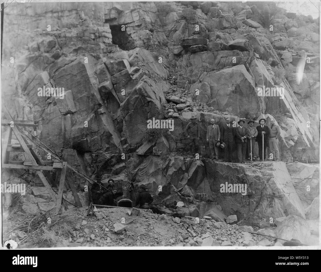 Stewart Mountain Dam. R.A. Hill, le sénateur Hayden, Lin B. Orme, Hudson, Dobson, H.J. Lanson, Allen Mattison. Culée nord, percer des trous sur 10, Schultz, foreur, dos à la caméra ; Robert Smith, se baissant. ; Portée et contenu : la photo d'un volume d'une série d'albums de photos documentant la construction de barrage barrage Roosevelt, Stewart, et d'autres travaux connexes sur le projet de la Rivière Salée en Arizona. Banque D'Images