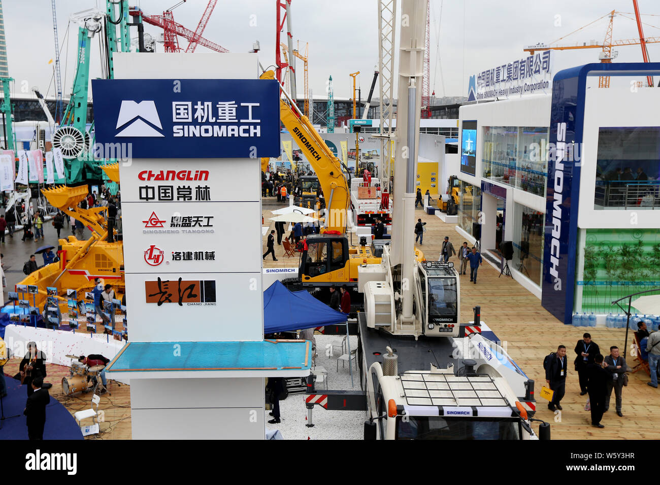 --FILE--personnes visitent le stand de Chine Sinomach Heavy Industry Corporation, une filiale de Sinomach (China National Machinery Industry Corporation) Banque D'Images