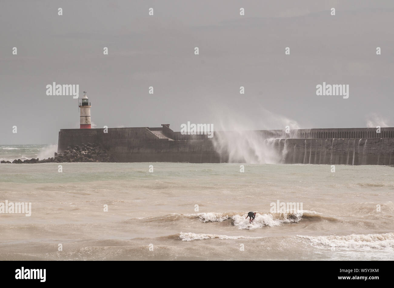 Newlaven, East Sussex, Royaume-Uni. 30 juillet 2019. Des vents forts du sud ont fait monter les vagues le long de la côte sud. Banque D'Images