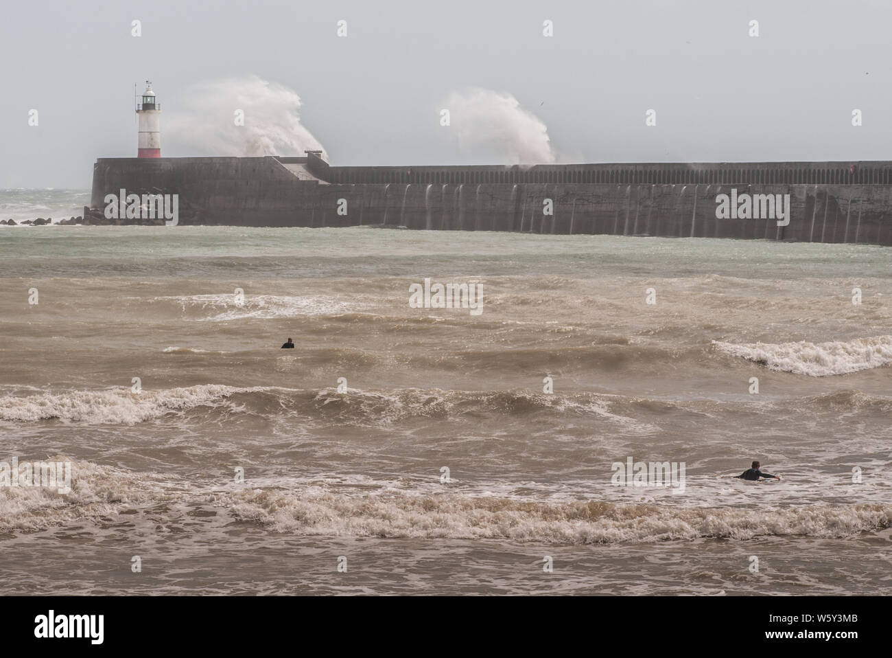 Newlaven, East Sussex, Royaume-Uni. 30 juillet 2019. Des vents forts du sud ont fait monter les vagues le long de la côte sud. Banque D'Images