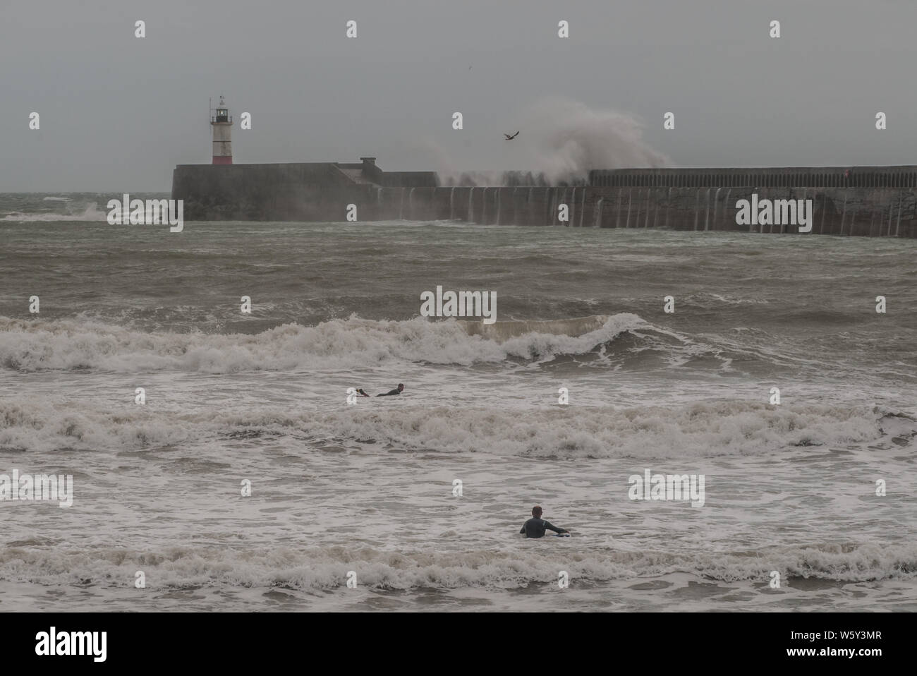 Newlaven, East Sussex, Royaume-Uni. 30 juillet 2019. Des vents forts du sud ont fait monter les vagues le long de la côte sud. Banque D'Images