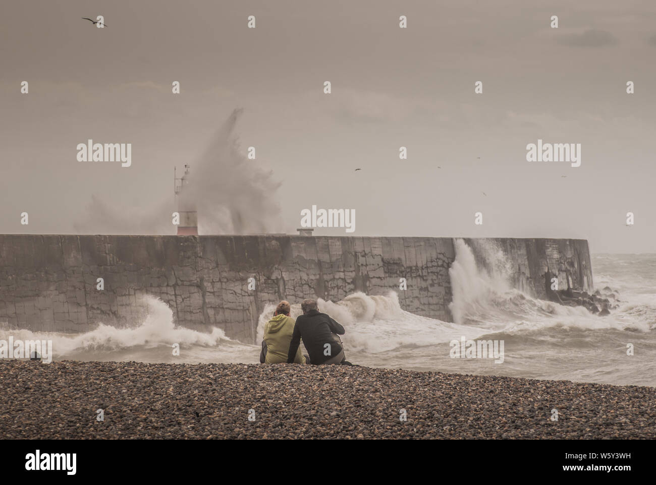 Newlaven, East Sussex, Royaume-Uni. 30 juillet 2019. Des vents forts du sud ont fait monter les vagues le long de la côte sud. Banque D'Images