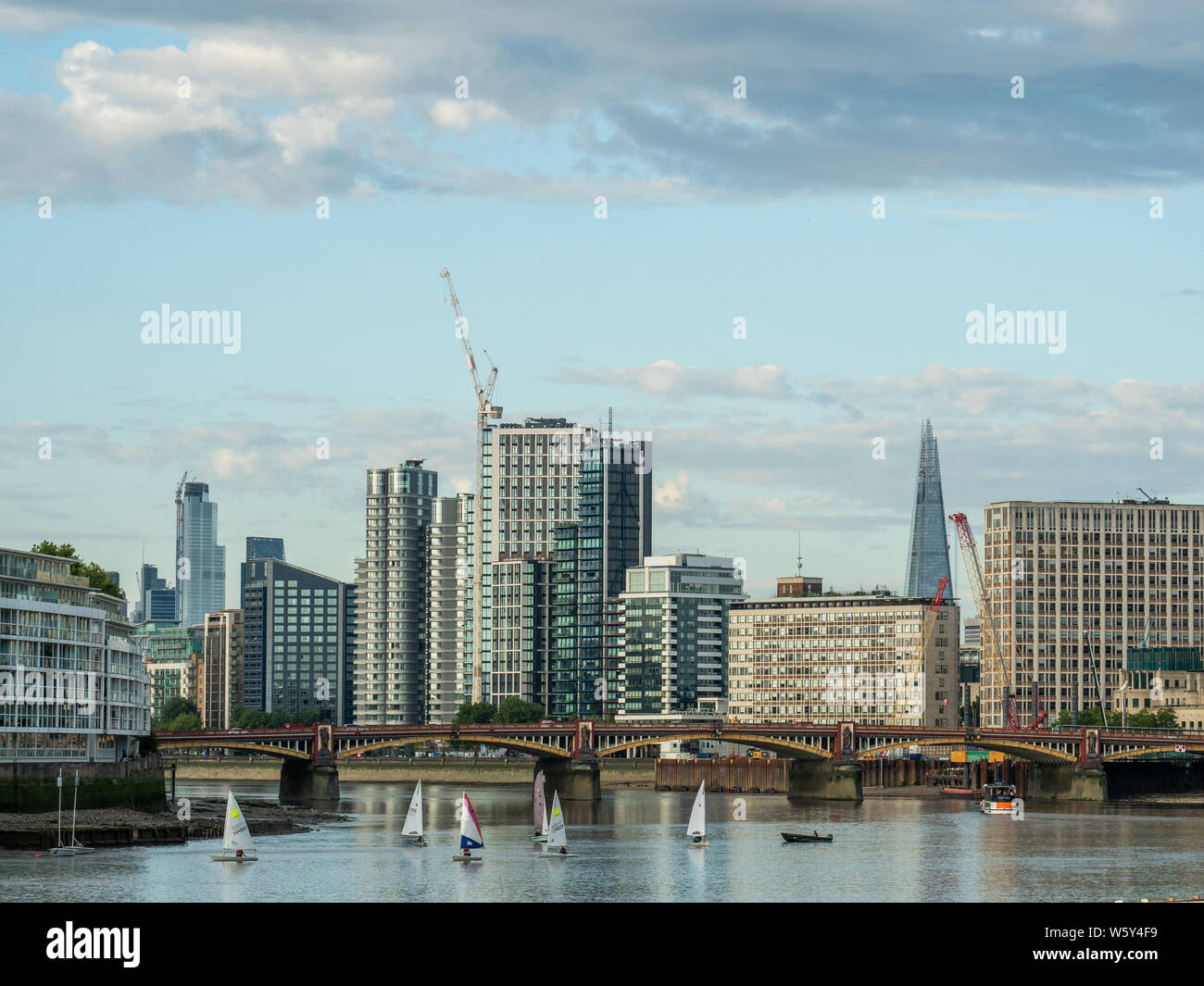 Bateaux à voile sur la Tamise avec le Shard en arrière-plan, Londres. Banque D'Images