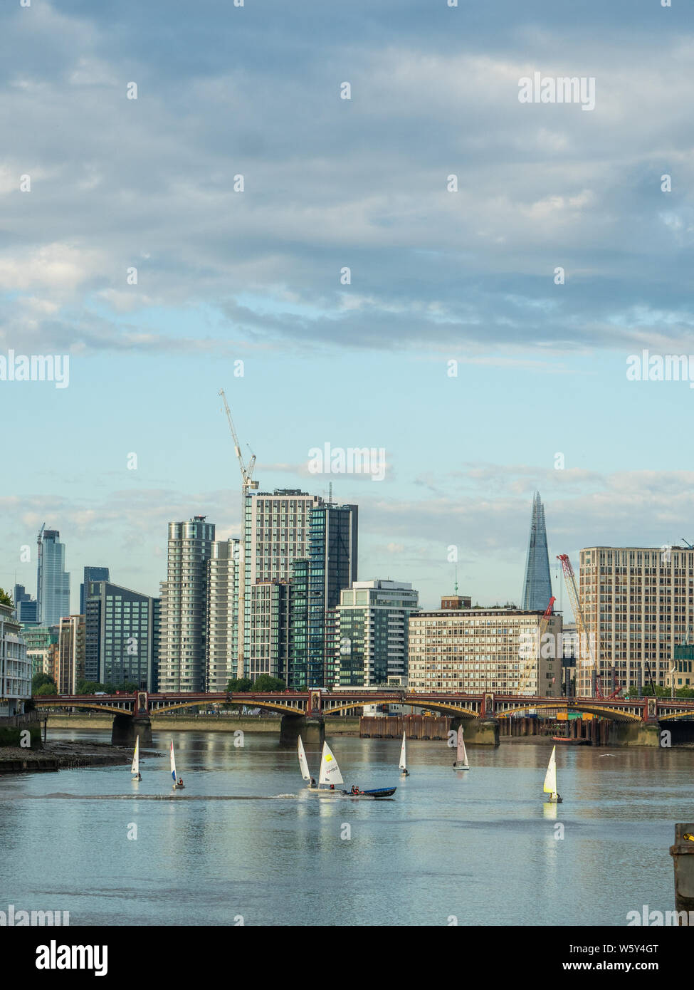 Bateaux à voile sur la Tamise avec le Shard en arrière-plan, Londres. Banque D'Images