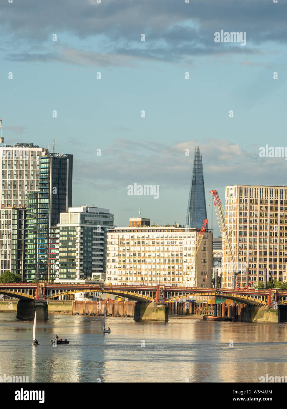 Bateau à voile sur la Tamise avec le Shard en arrière-plan, Londres. Banque D'Images