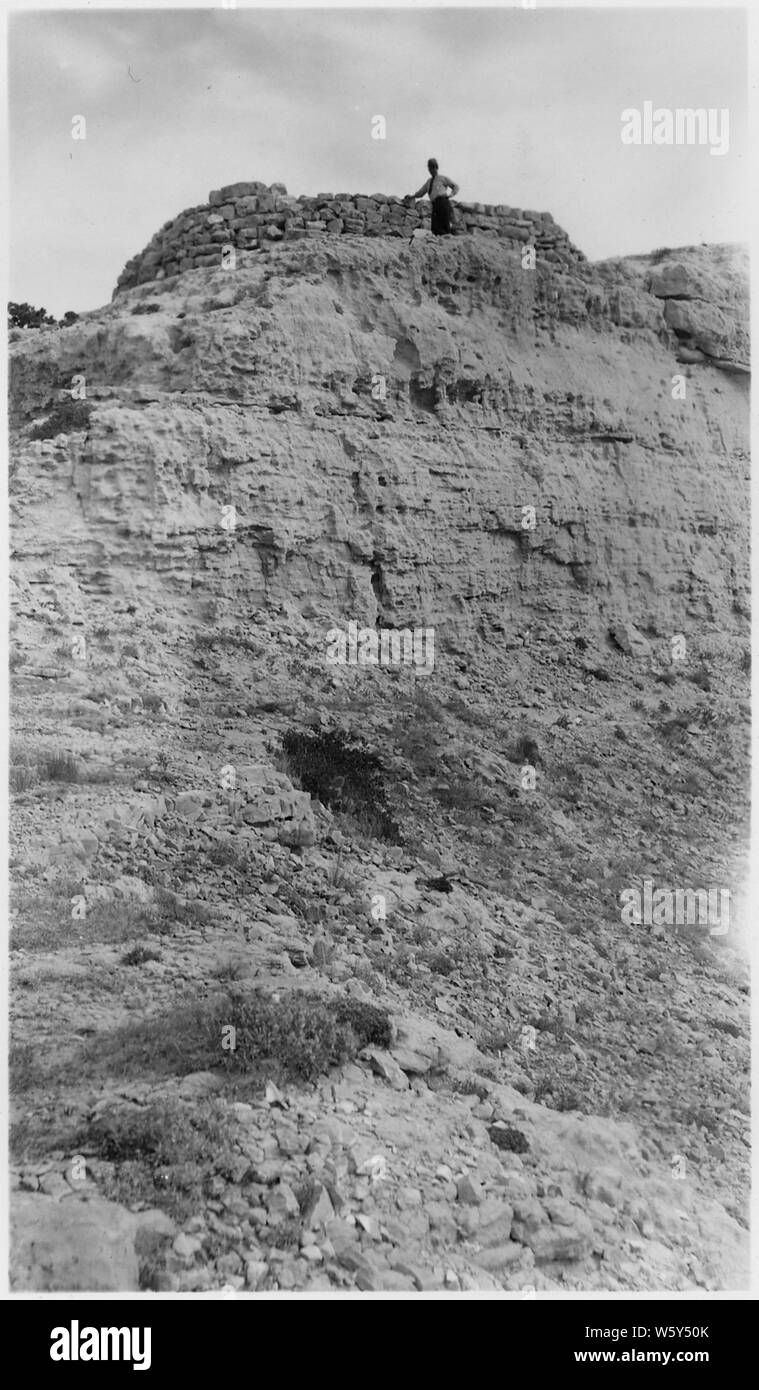 Point d'observation du sommet sur l'Amérique du promontoire de Scotts Bluff ; Portée et contenu : Le texte qui accompagne cette photo : à partir de ce point est visible un 100 mile panorama de la vallée de la platte du nord - route de l'ancien de l'Oregon, Californie et Mormon sentiers. Banque D'Images