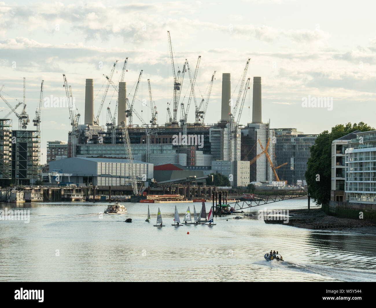 Bateaux à voile sur la Tamise avec la station d'alimentation Battersea désaffectée sur la rive sud derrière, Battersea, Londres. Banque D'Images
