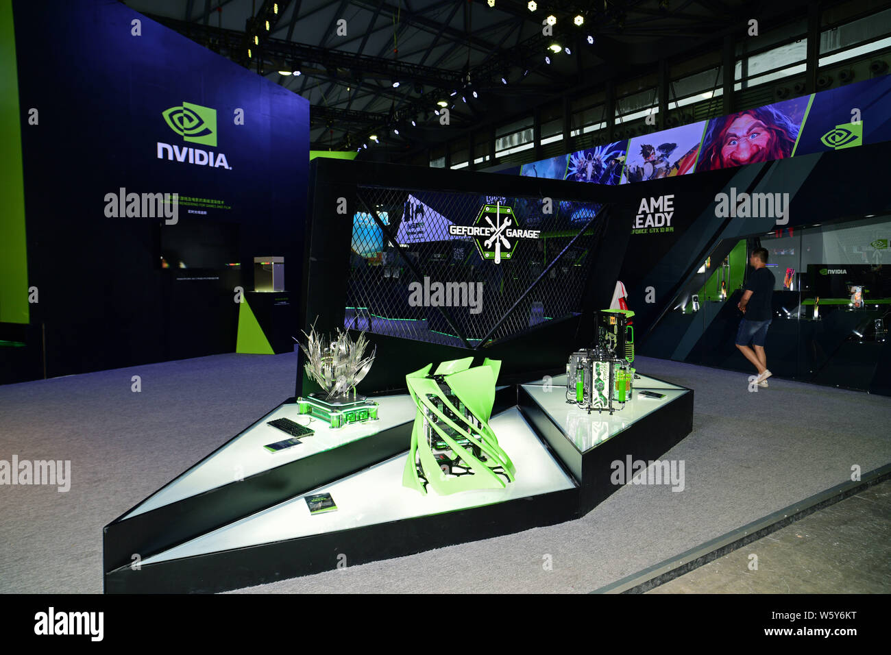 --FILE--personnes visitent le stand de NVIDIA au cours de la 16e China Digital Entertainment Expo et conférence, appelée ChinaJoy 2018, à Shanghai, Chine, Banque D'Images