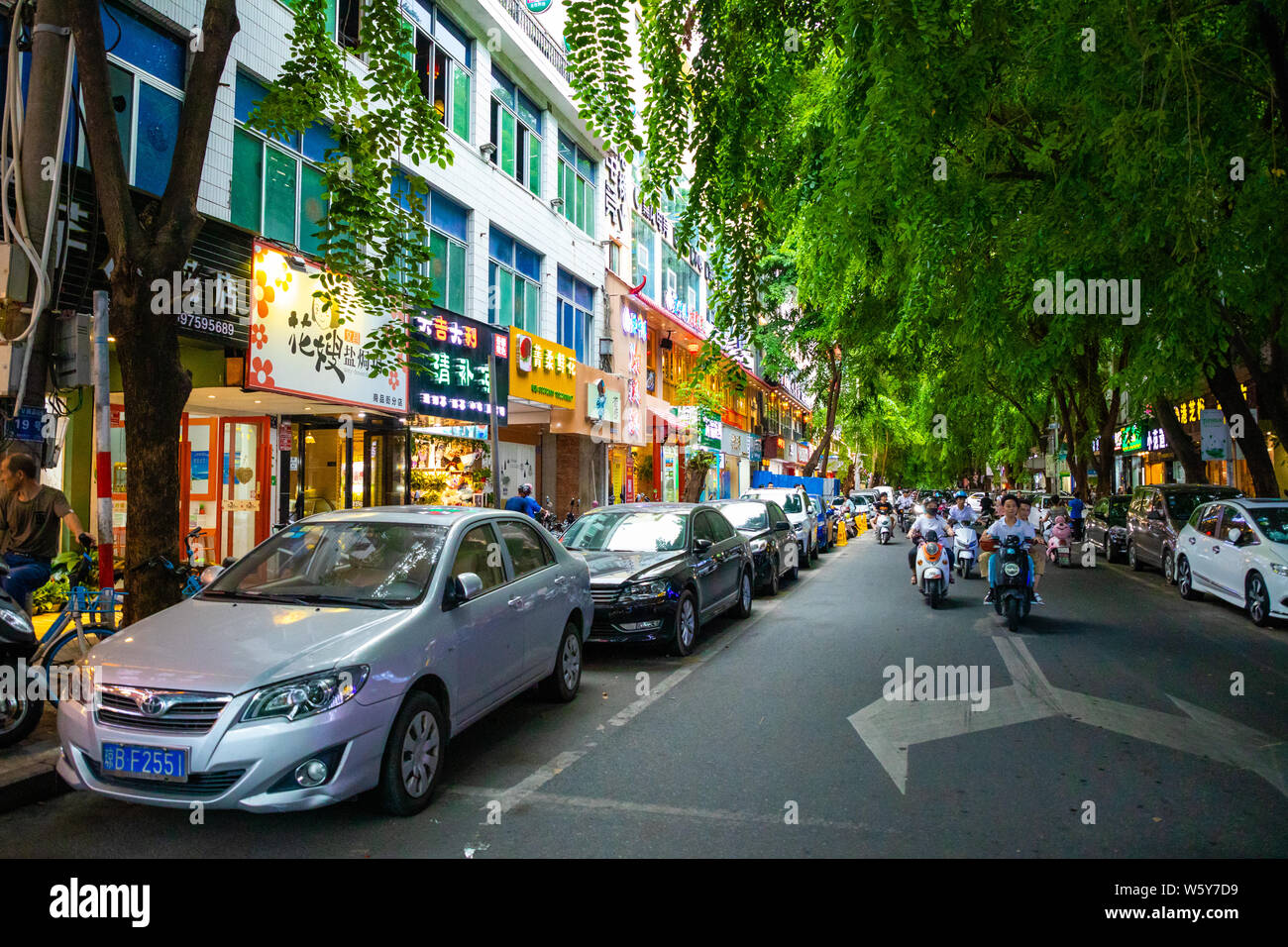 Sanya, Hainan, Chine - 26.06.2019 : la vie de la rue dans la ville de Sanya. Qun Zhong Jie, Tianya Qu, Sanya Hainan, Shi Sheng, Chine. Banque D'Images