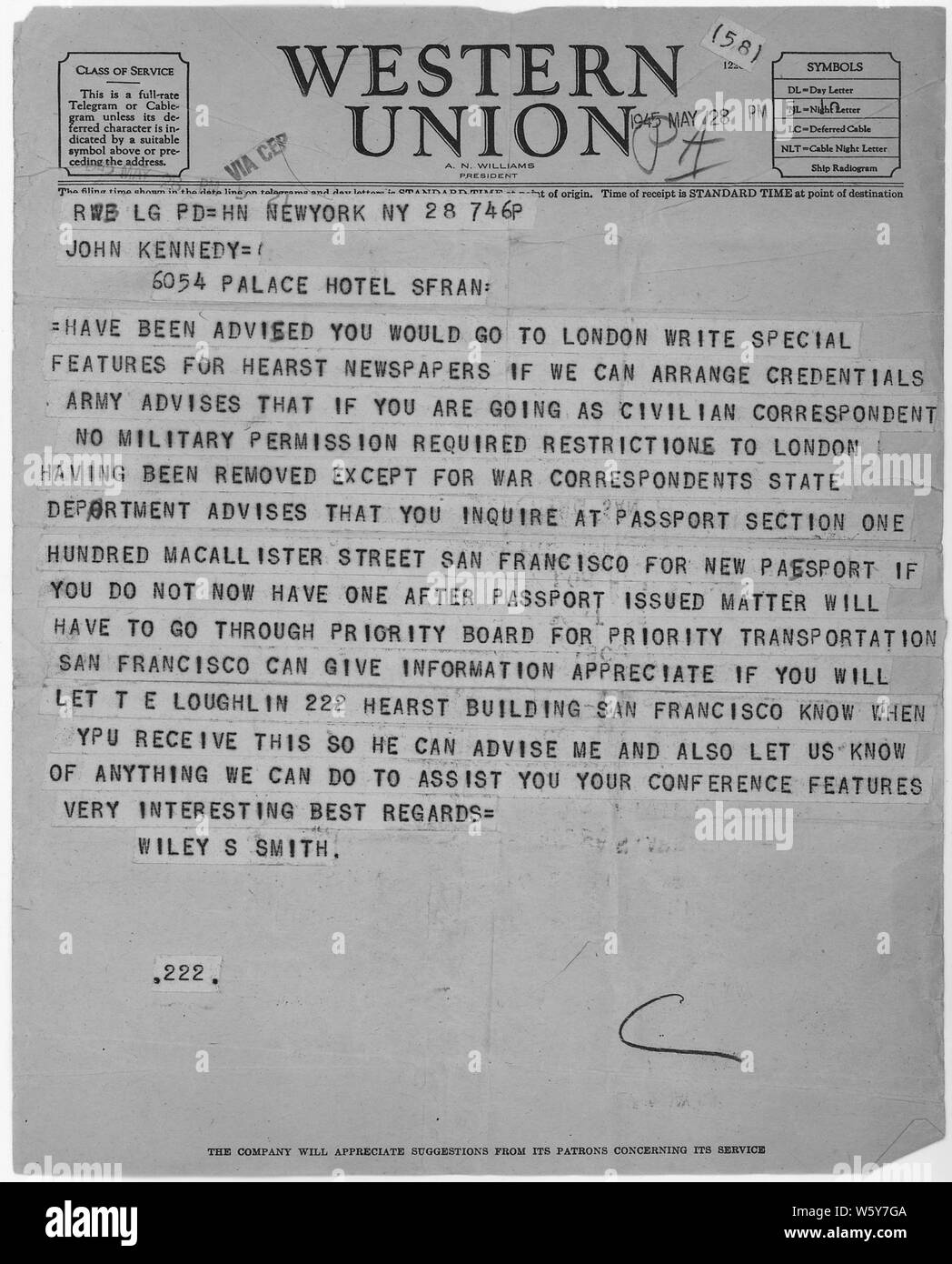 Télégramme pour John F. Kennedy Re : voyage à Londres le 28 mai 1945 ; la portée et contenu : télégramme adressé à John F. Kennedy au sujet de son voyage à Londres comme correspondant pour les journaux de Hearst. Banque D'Images