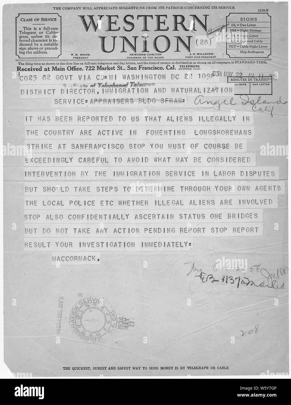 Télégramme de MacCormack au directeur de district, INS, Angel Island, Californie. ; la portée et contenu : Ce document se rapporte à la San Francisco 1934 grève générale et maritime, de fournir des informations sur l'histoire des travailleurs maritimes sur la côte du Pacifique, syndicalisme, et le communisme/le radicalisme dans le mouvement ouvrier des années 30. Leader du travail Harry Bridges a commencé son ascension vers la célébrité pendant cette grève et est devenue un sujet d'enquête menée par le Service d'immigration et de naturalisation pour sa prétendue affiliation avec le Parti communiste. Des ponts ont immigré à partir de l'Australie, et l'INS échoué Banque D'Images