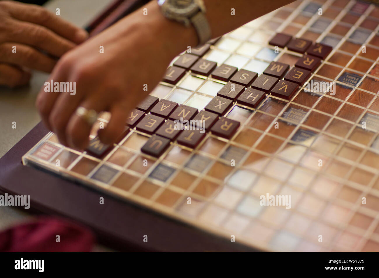 Mains d'une femme senior jouer à un jeu. Banque D'Images