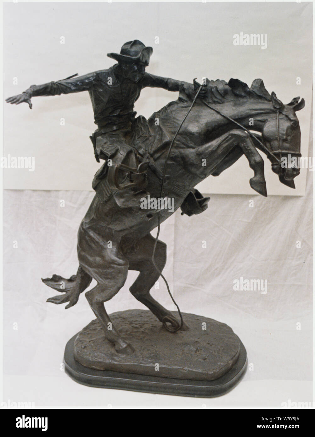 Le Bronco Buster ; Portée et contenu : Cette sculpture en bronze grandeur héroïque a été créée par Jean Fourastié en 1909. Il est le numéro 17 d'une édition de 20. Il a été donné à la Lyndon B. Johnson Library and Museum par le Dr Armand Hammer. Notes générales : La sculpture mesure 31-1/8 x 13 x 17-1/2. Banque D'Images