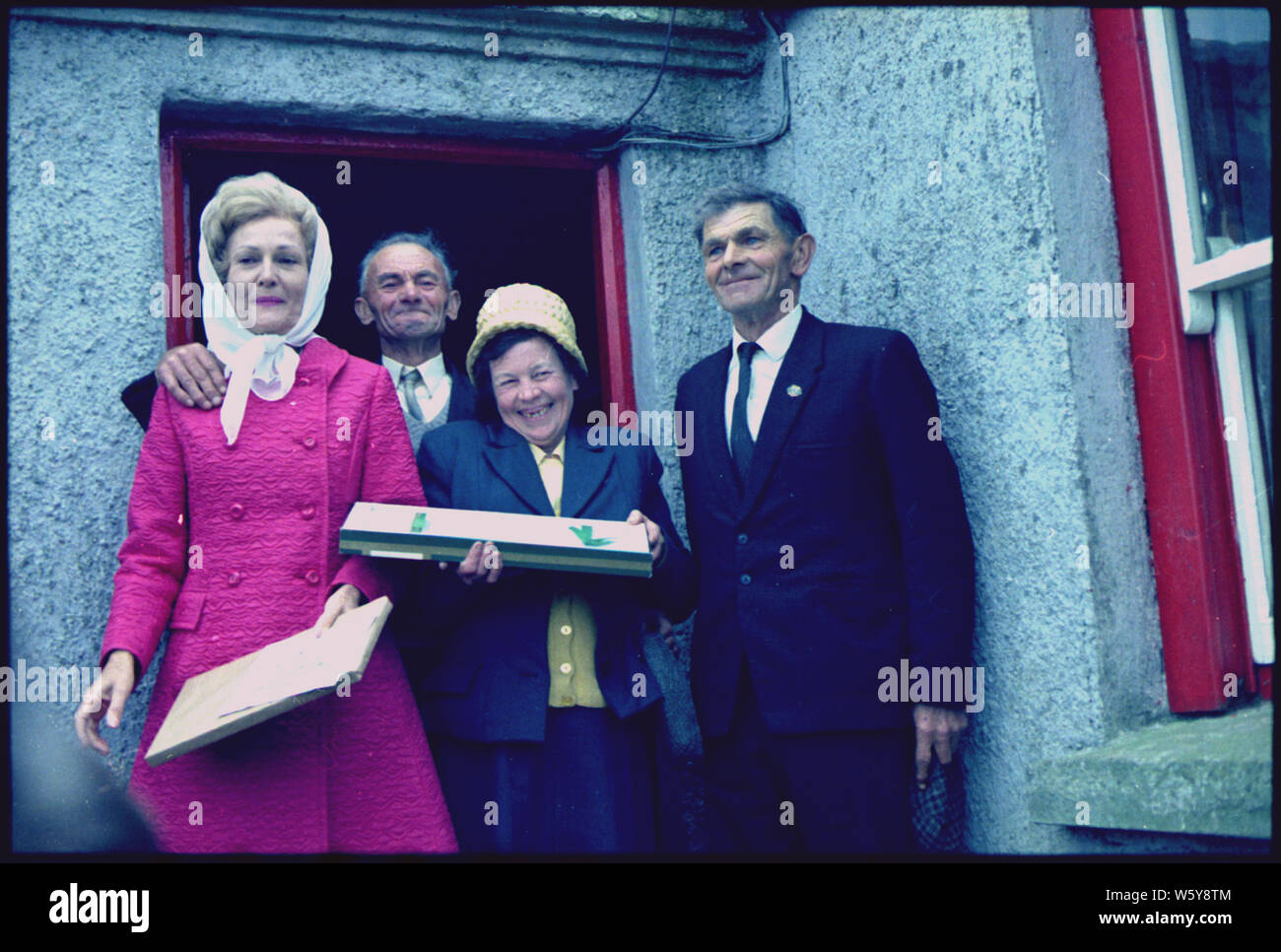 La Première Dame pose avec quelques villageois en Irlande ; la portée et contenu : Sur la photo : Mme Pat Nixon, d'autres personnes sur la photo ne sont pas identifiés. Sujet : Voyage en Europe- 1970. Banque D'Images