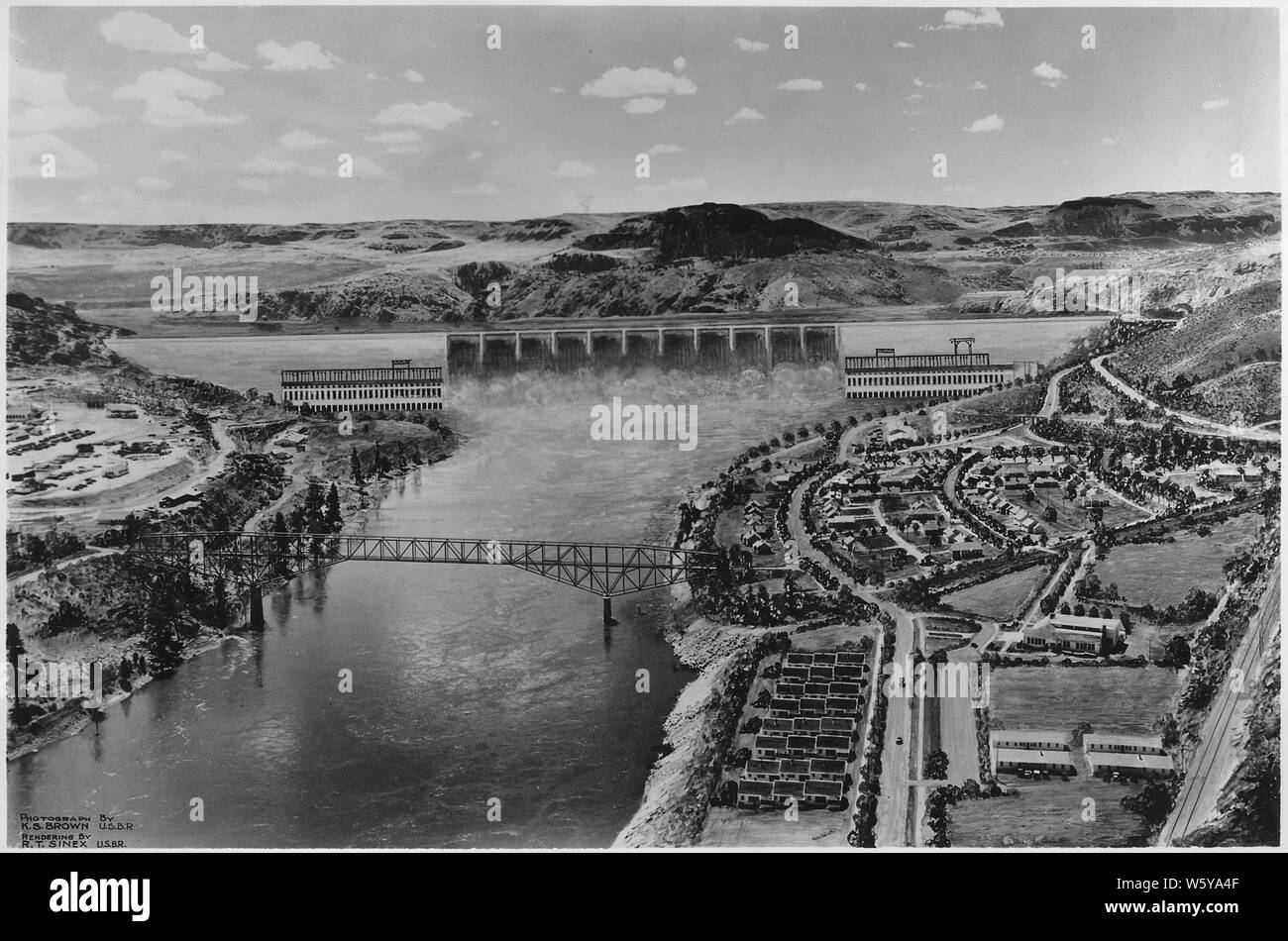 Le barrage. Il s'agit d'une photo aérienne sur laquelle l'artiste a placé le barrage qu'elle ressemblera une fois terminé. Emplacements et dimensions sont proportionnées et correcte. L'aménagement paysager est pratiquement comme le gouvernement, la ville de Coulee Dam, apparaît quand les arbres et arbustes ont atteint un âge plus mûr. ; Portée et contenu : la photographie de deux volumes d'une série d'albums de photos documentant la construction du barrage de Grand Coulee et travaux connexes sur le bassin du Columbia Projet. Banque D'Images